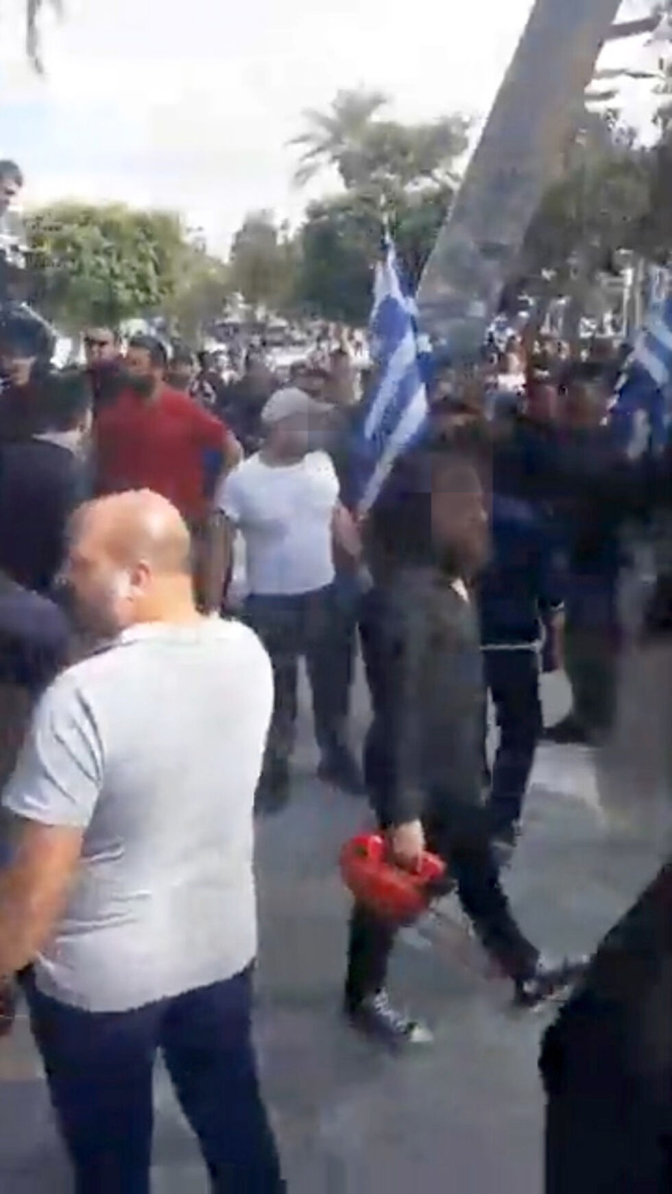 «Πατριώτες» με μαχαίρια και… αλυσοπρίονα στην Κρήτη