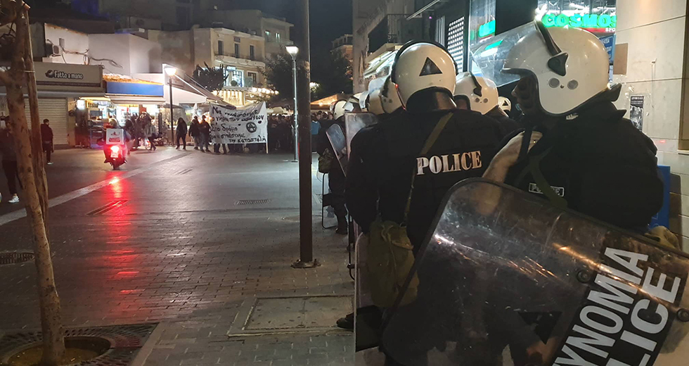 Ηράκλειο: ΜΑΤ εγκλωβίζουν διαδηλωτές στην Πλατεία Λιονταριών