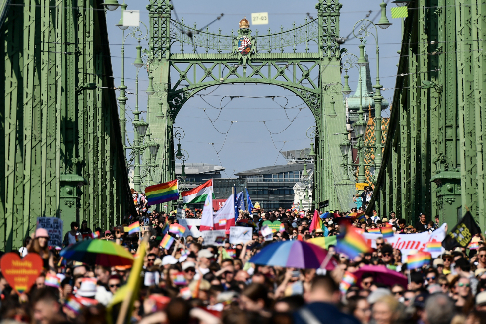 Pride: Χιλιάδες στη Βουδαπέστη έστειλαν ηχηρό μήνυμα στον ομοφοβικό Όρμπαν