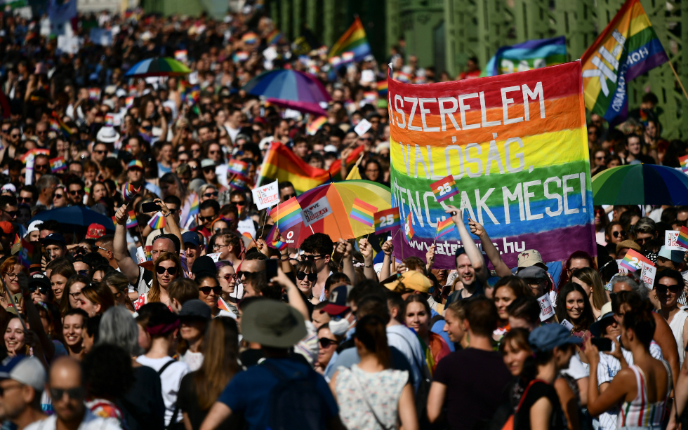 Pride: Χιλιάδες στη Βουδαπέστη έστειλαν ηχηρό μήνυμα στον ομοφοβικό Όρμπαν
