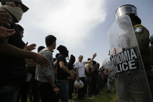 Πετροπόλεμος και δακρυγόνα στην Ειδομένη