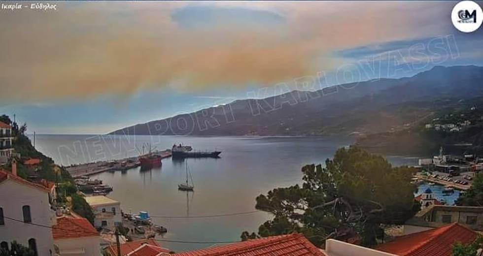 Μέχρι την Ικαρία έφτασαν καπνοί και στάχτες από τον Σχίνο στο Λουτράκι