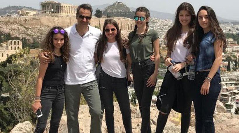Δύο ροκ τύποι, ο Κυριάκος Μητσοτάκης και η Μιμή Ντενίση