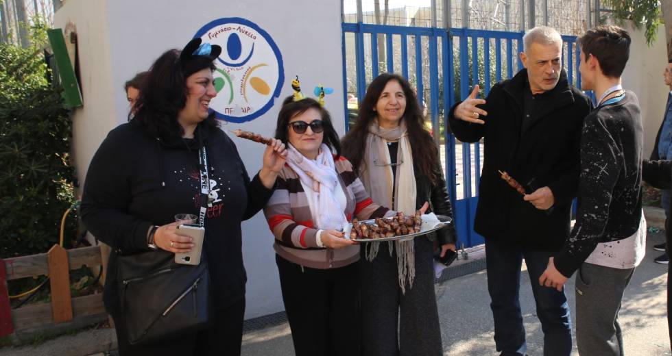 Μεγάλο γλέντι Τσικνοπέμπτης με πλήθος κόσμου στον Πειραιά