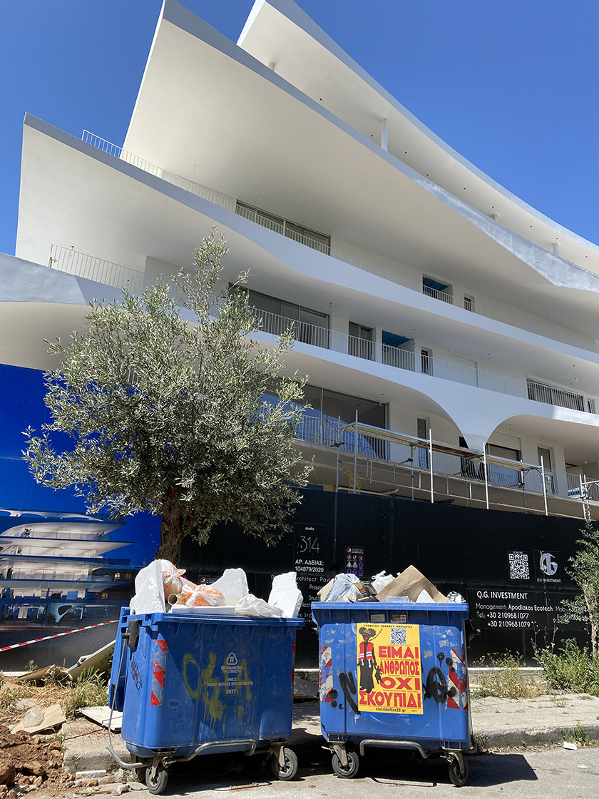 Παραμένει στους δρόμους η καμπάνια «Είμαι άνθρωπος όχι σκουπίδι»