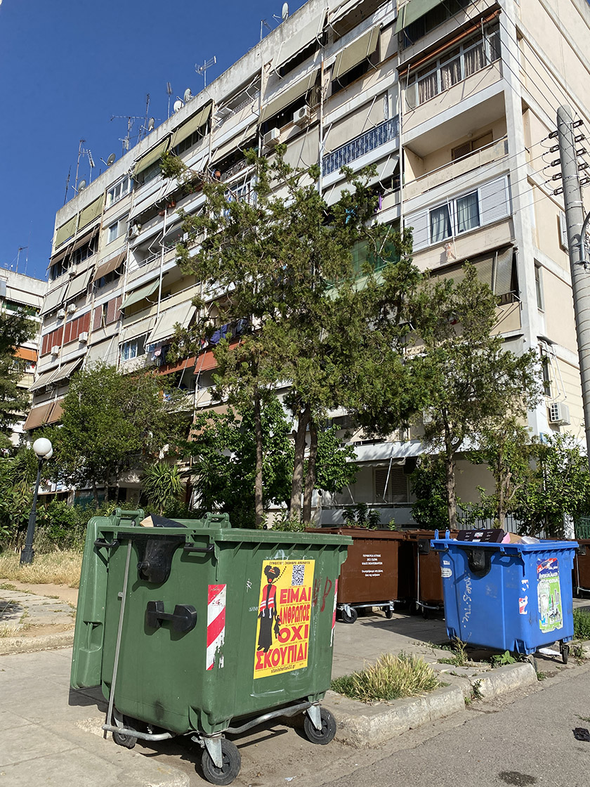 Παραμένει στους δρόμους η καμπάνια «Είμαι άνθρωπος όχι σκουπίδι»