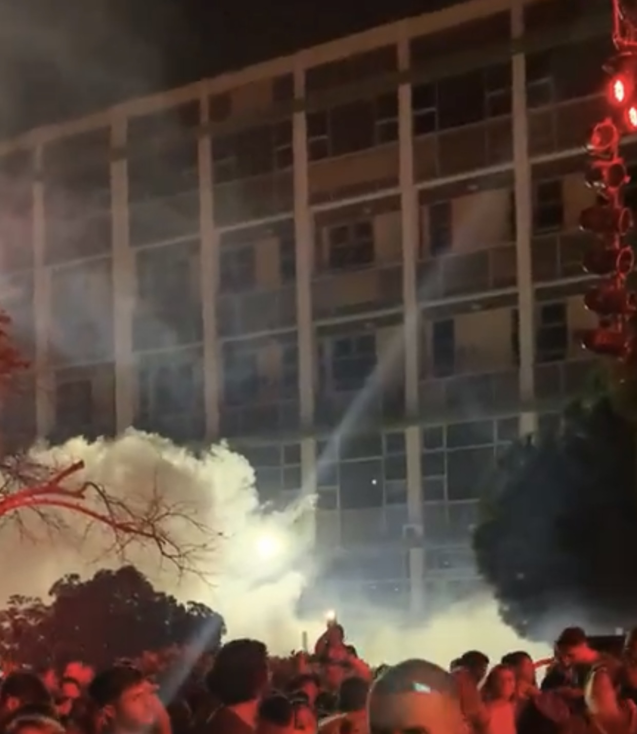 Οι φωτογραφίες που διαψεύδουν τους ισχυρισμούς της ΕΛ.ΑΣ. για τη συναυλία στο ΑΠΘ