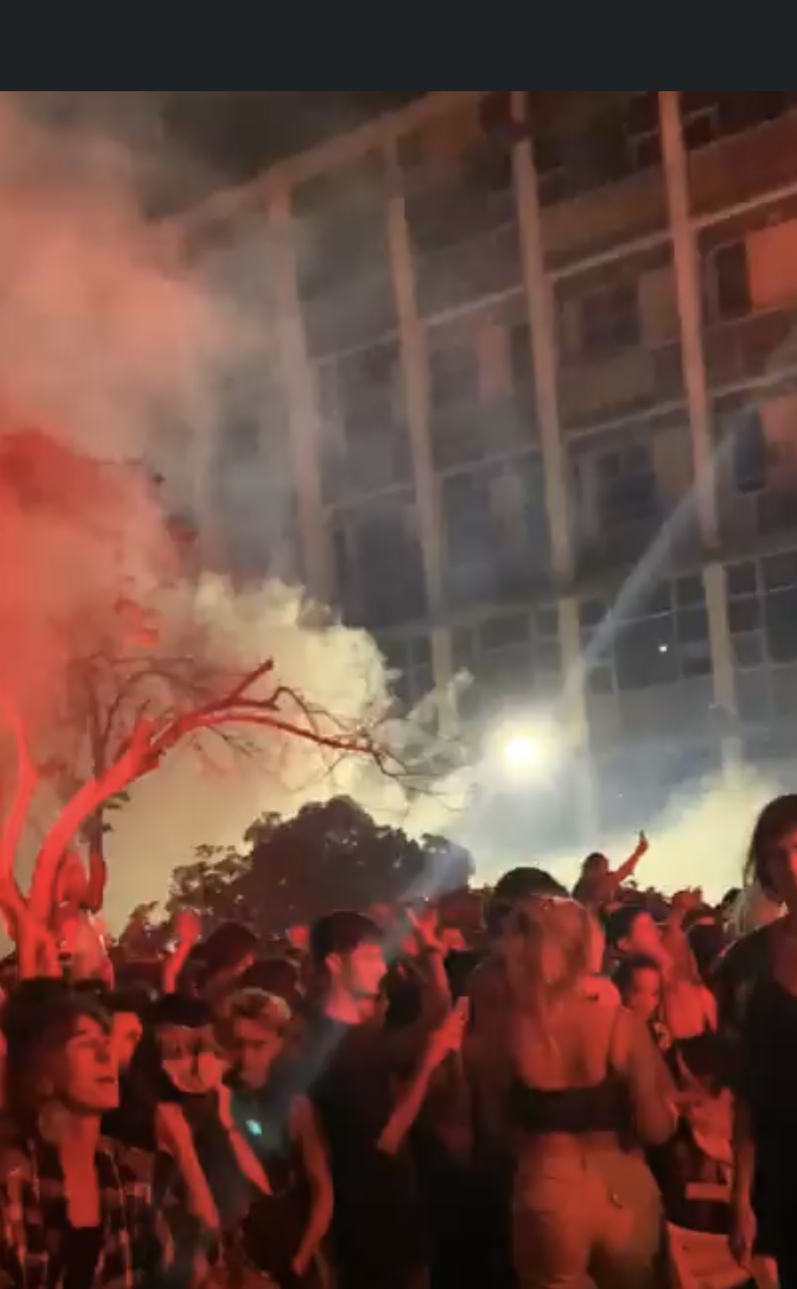 Οι φωτογραφίες που διαψεύδουν τους ισχυρισμούς της ΕΛ.ΑΣ. για τη συναυλία στο ΑΠΘ