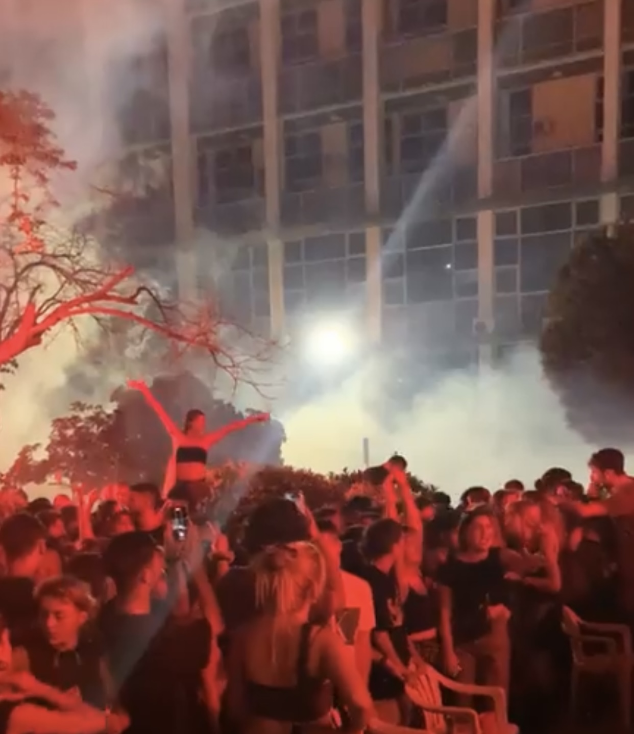 Οι φωτογραφίες που διαψεύδουν τους ισχυρισμούς της ΕΛ.ΑΣ. για τη συναυλία στο ΑΠΘ