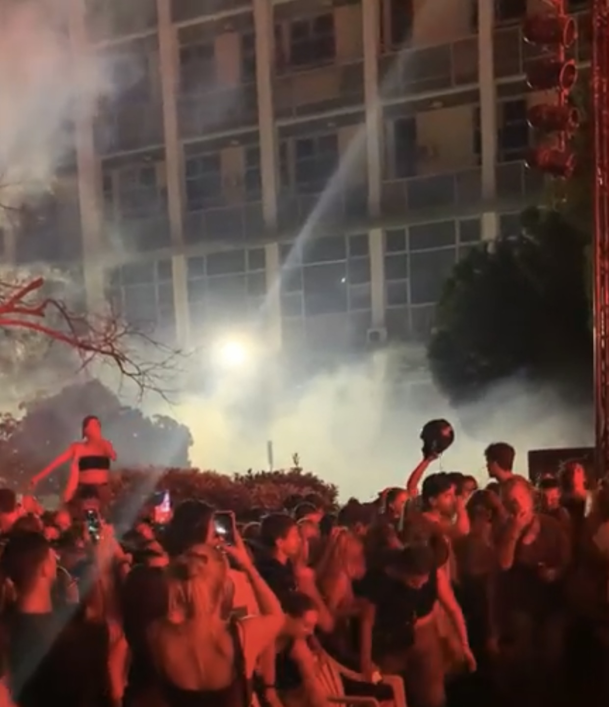 Οι φωτογραφίες που διαψεύδουν τους ισχυρισμούς της ΕΛ.ΑΣ. για τη συναυλία στο ΑΠΘ