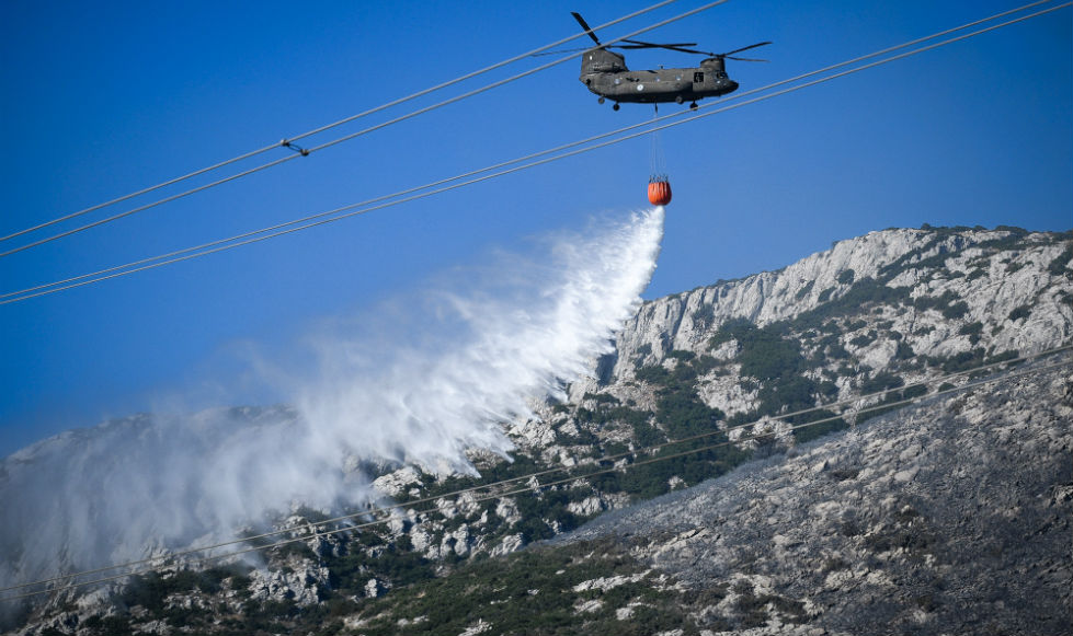 Σε ύφεση η πυρκαγιά στον Υμηττό