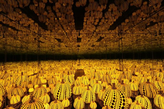 Τα καλειδοσκοπικά σύμπαντα της Yayoi Kusama