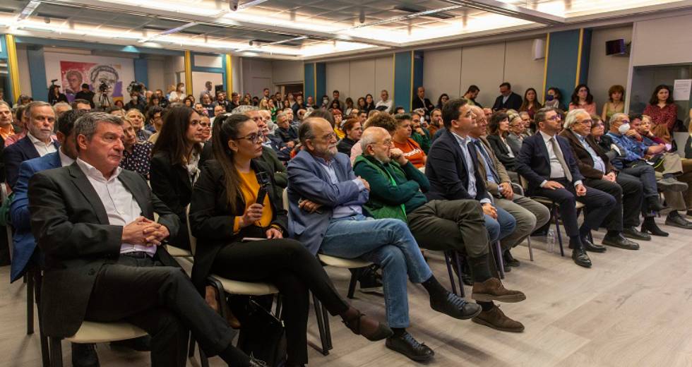 Τους παρακολουθούσαν ακόμα και στην εκδήλωση για τις υποκλοπές