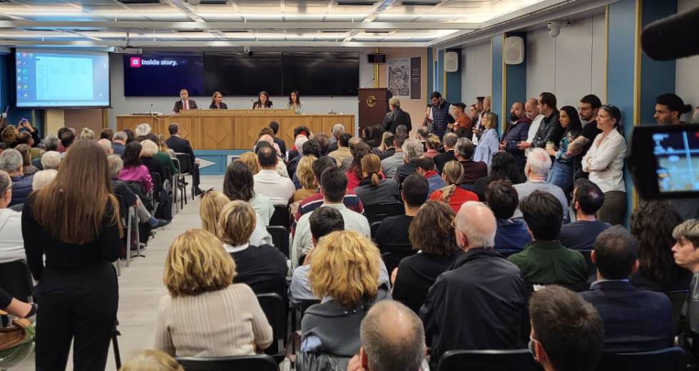 Τους παρακολουθούσαν ακόμα και στην εκδήλωση για τις υποκλοπές