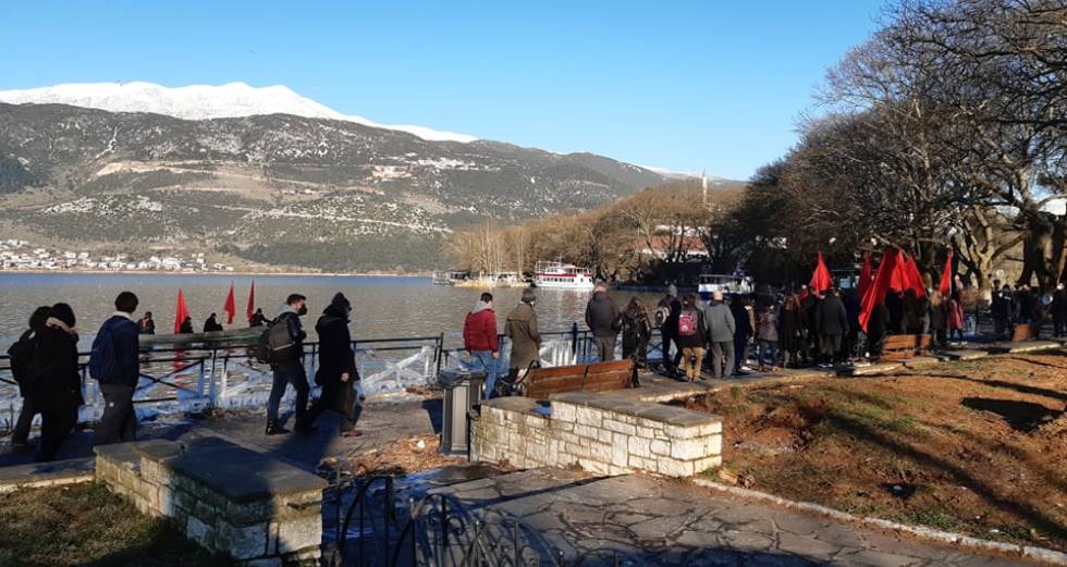 Κόκκινες σημαίες και βάρκες στη λίμνη των Ιωαννίνων στη μνήμη του Θ. Αγγελόπουλου