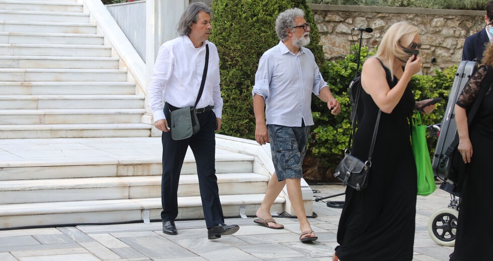 Ποιανού είναι η παντόφλα;