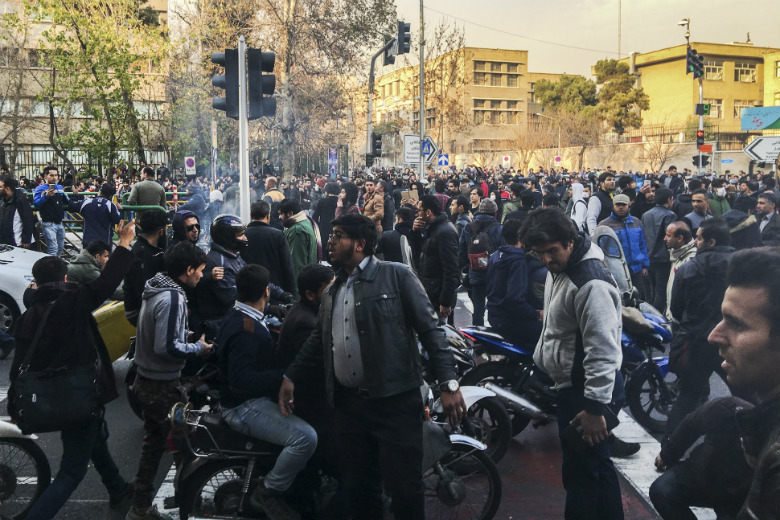 Φτώχεια και ανεργία βγάζουν στους δρόμους τους Ιρανούς
