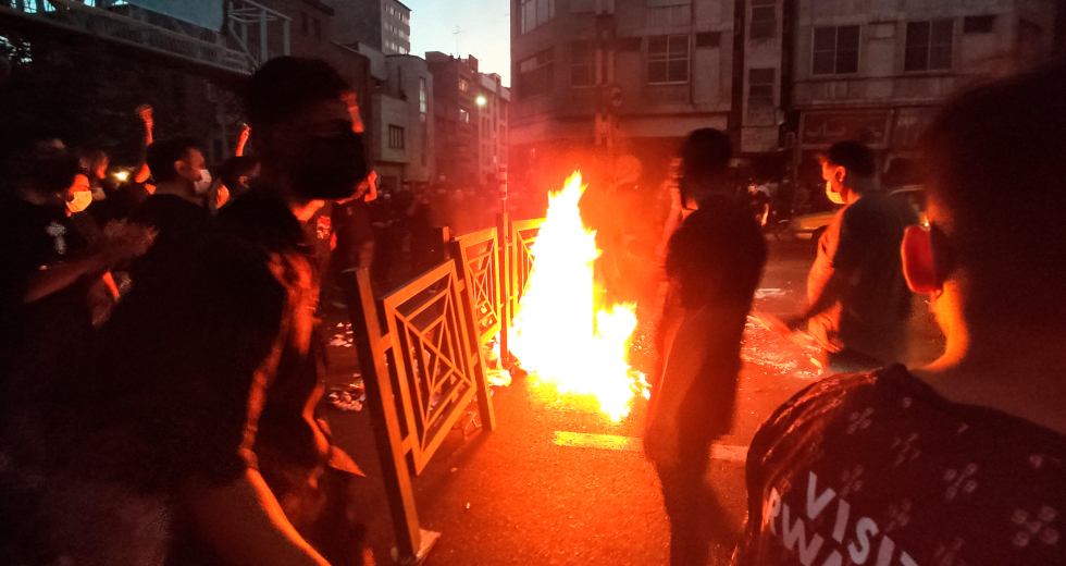 Οι γυναίκες αψηφούν την καταστολή και βάζουν «φωτιά» στην ιρανική κοινωνία