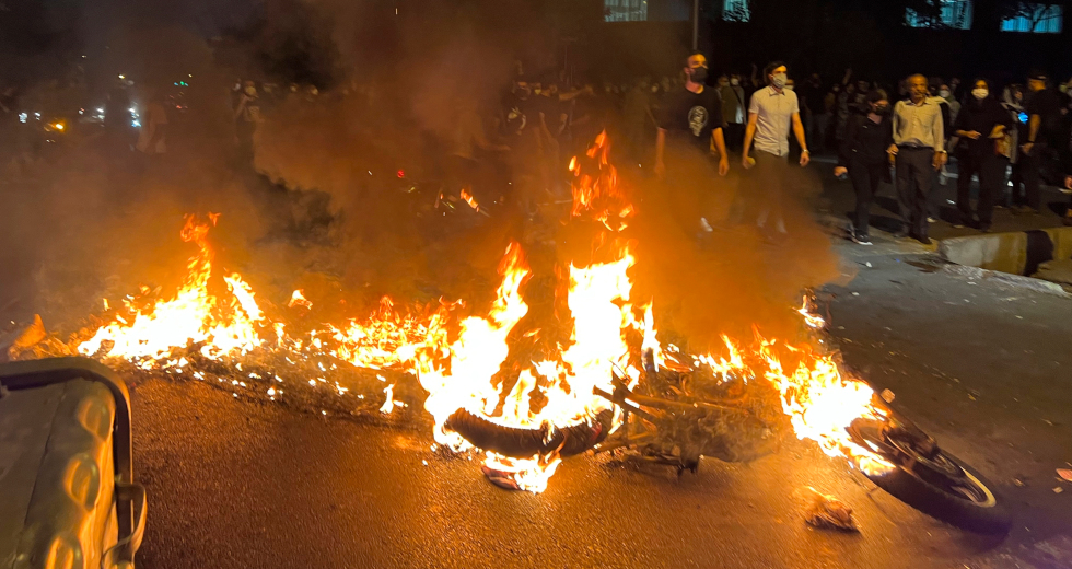 Οι γυναίκες αψηφούν την καταστολή και βάζουν «φωτιά» στην ιρανική κοινωνία