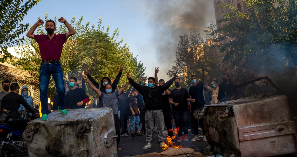 Συγκρούσεις αστυνομικών με διαδηλωτές στο Ιράν και κυβερνητική αντιδιαδήλωση στη Σιράζ