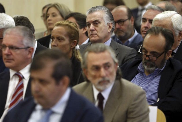 «Σωτήρες» βουτηγμένοι στη διαφθορά