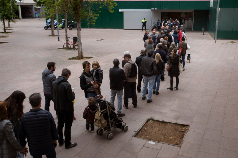 Αυξημένη συμμετοχή, διχασμένοι ψηφοφόροι στην Ισπανία