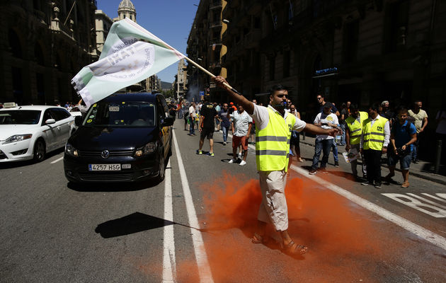 Ταξιτζήδες vs Uber: το αθηναϊκό γουέστερν του 2017