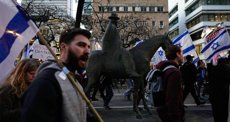 Στους δρόμους ξανά οι Ισραηλινοί, παρά το «πάγωμα» της δικαστικής μεταρρύθμισης