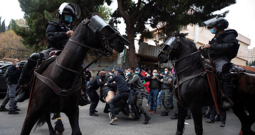 Γκρεμίζοντας τα τείχη