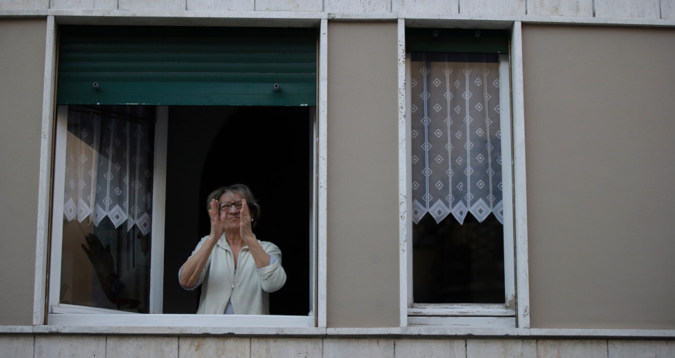 Οι Ιταλοί δίνουν «ρυθμό» στην καραντίνα τραγουδώντας στα μπαλκόνια [βίντεο]