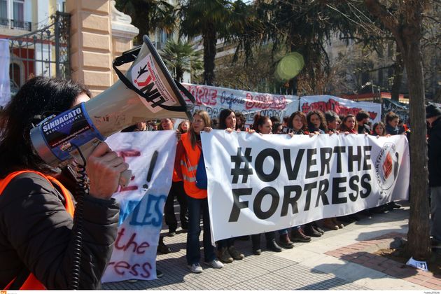 Εκατοντάδες πρόσφυγες εγκαταλείπουν την Ειδομένη