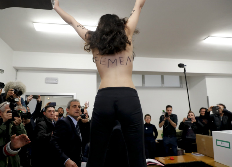 Στις κάλπες οι Ιταλοί σε μία κρίσιμη εκλογική αναμέτρηση