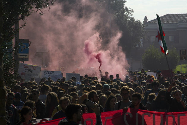 Στους δρόμους 100.000 μαθητές και φοιτητές στην Ιταλία