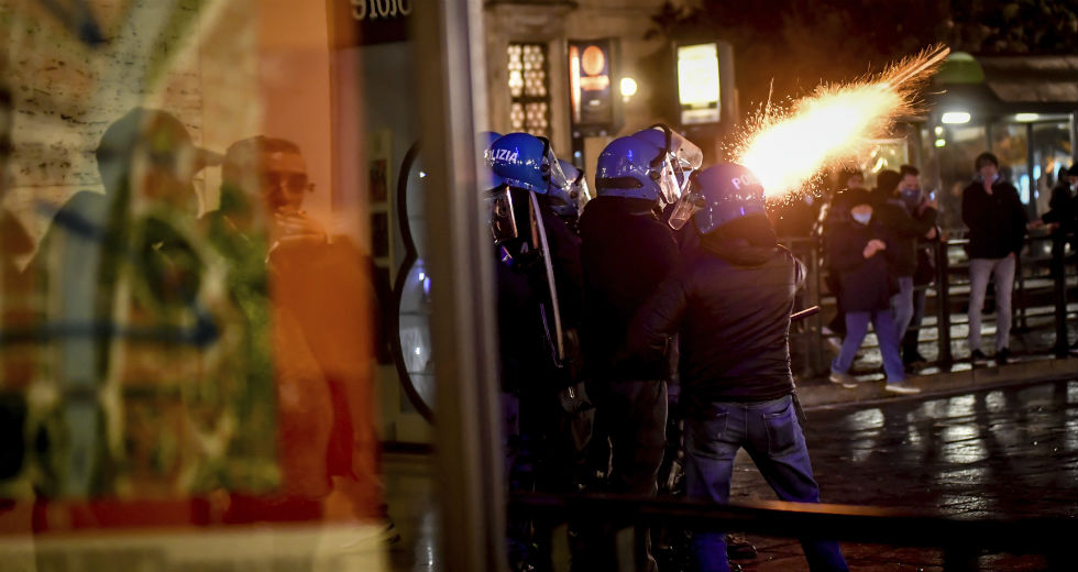 Ιταλία: Σε κλοιό διαδηλώσεων κατά των νέων μέτρων για την πανδημία
