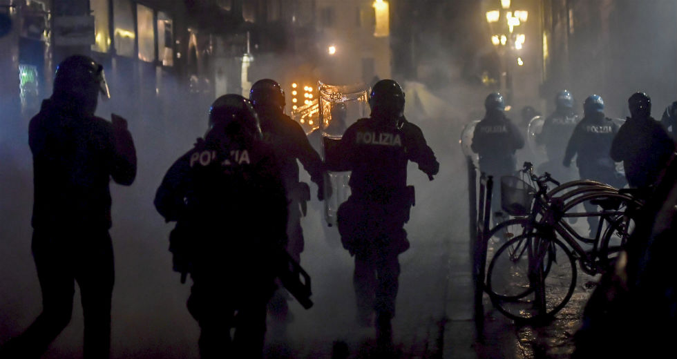 Ιταλία: Σε κλοιό διαδηλώσεων κατά των νέων μέτρων για την πανδημία
