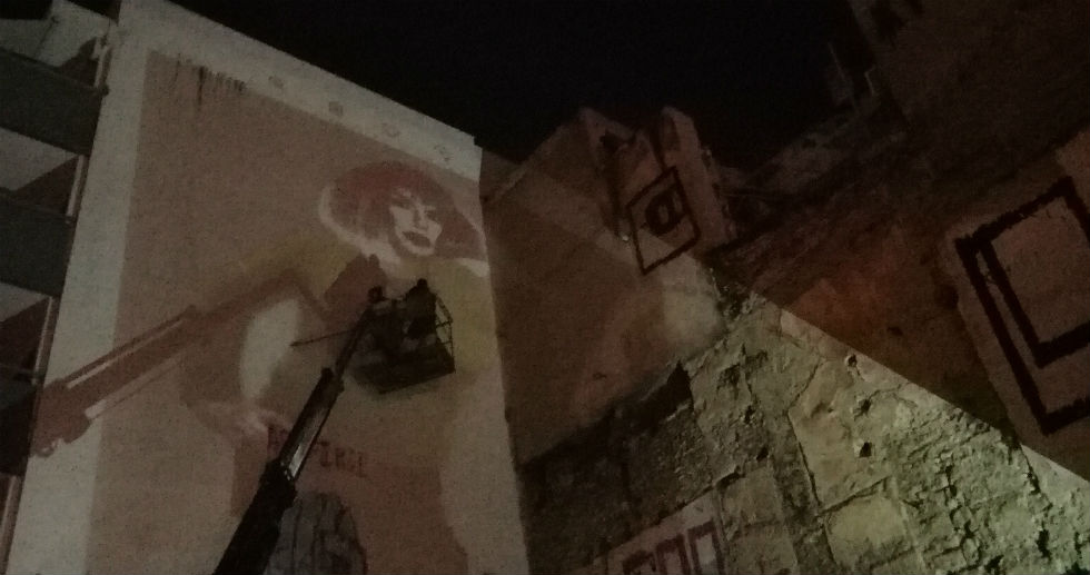 Μία πολύχρωμη «αγκαλιά» στον Ζακ Κωστόπουλο από τους political stencil