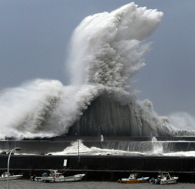 Ο τυφώνας «Τζέμπι» σαρώνει την Ιαπωνία