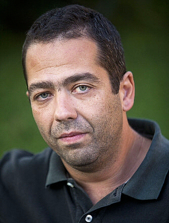 Με το γαρίφαλο στην κάννη του όπλου