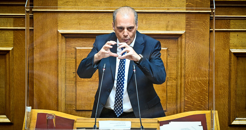 Ο Κ. Μητσοτάκης στη Βουλή με τον παραμορφωτικό καθρέφτη του