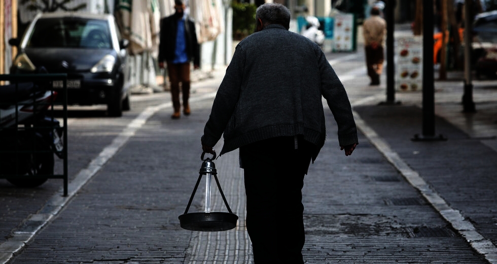 Αγωνιά η κυβέρνηση για εστίαση και εμπόριο