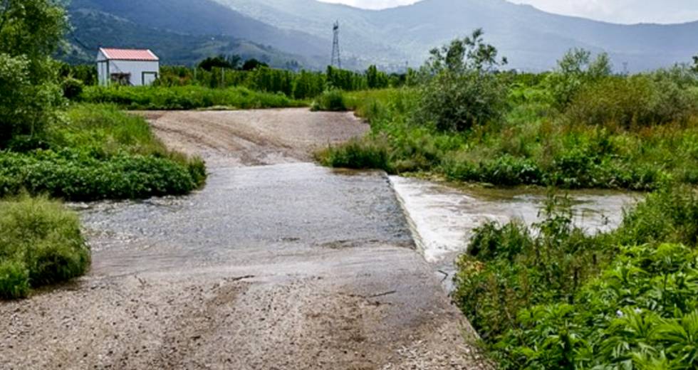 Προβλήματα και καταστροφές αφήνει πίσω της η κακοκαιρία
