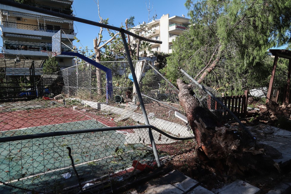 «Σάρωσε» η κακοκαιρία, «βομβαρδισμένο» τοπίο το Ν. Ηράκλειο