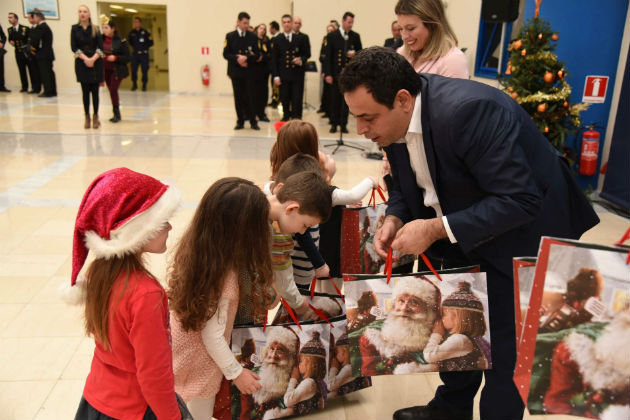 Κάλαντα στο υπουργείο Ναυτιλίας