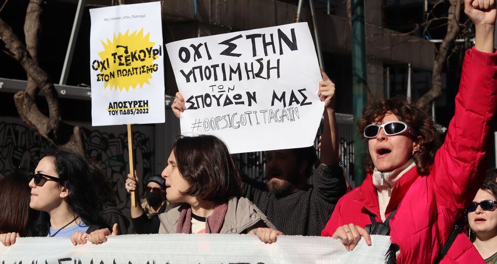 Για τέταρτη εβδομάδα στους δρόμους οι καλλιτέχνες
