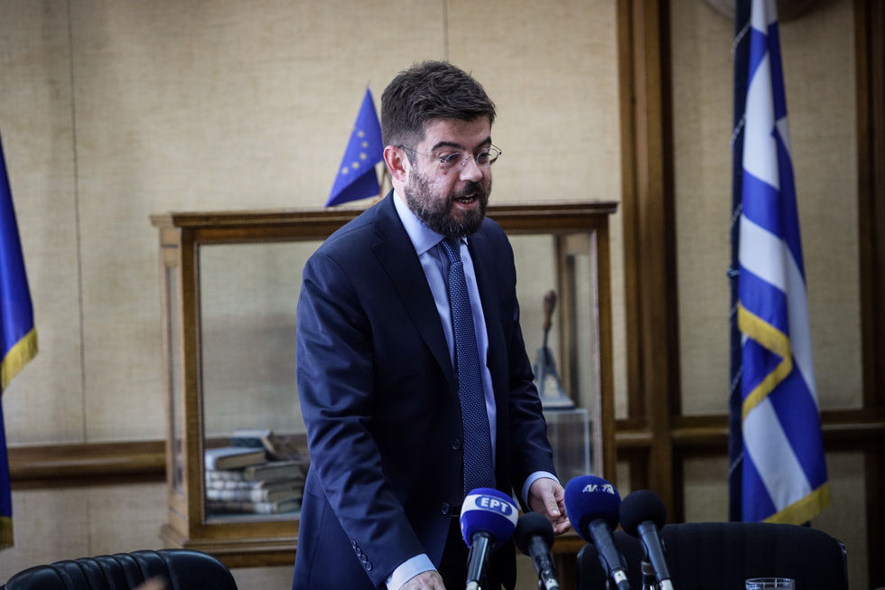 Προσπαθούν να μπλέξουν και τον Πρόεδρο στα παιχνίδια τους