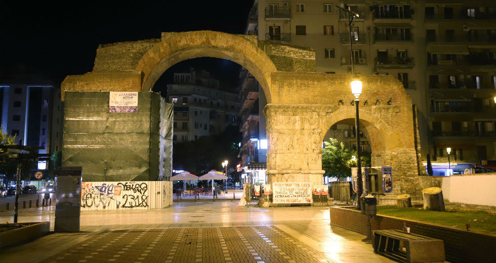 Έρημες πόλεις η Αθήνα και η Θεσσαλονίκη μετά τα μεσάνυχτα [εικόνες]