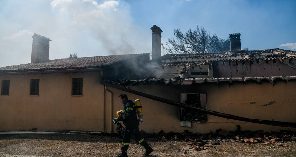 Αποκαρδιωτικές εικόνες απ’ τη φωτιά σε Κορινθία – Δυτ. Αττική