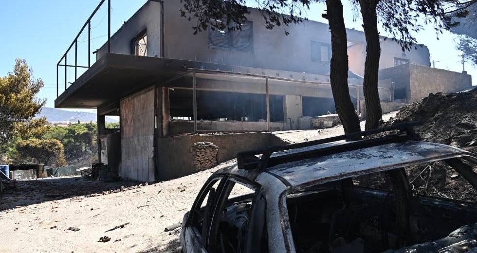 Εικόνες μεγάλης καταστροφής κι υπεράνθρωπης «μάχης» στις φλόγες