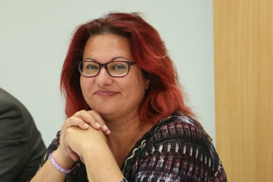 Η δήμαρχος Τήλου αποστόμωσε επισκέπτρια που ήθελε να πετάξουν πρόσφυγες στη θάλασσα