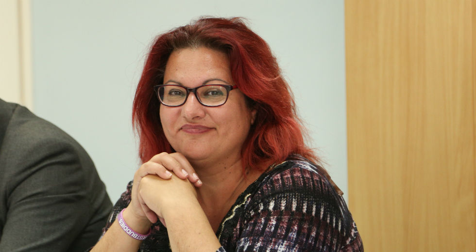 Η δήμαρχος Τήλου αποστόμωσε επισκέπτρια που ήθελε να πετάξουν πρόσφυγες στη θάλασσα